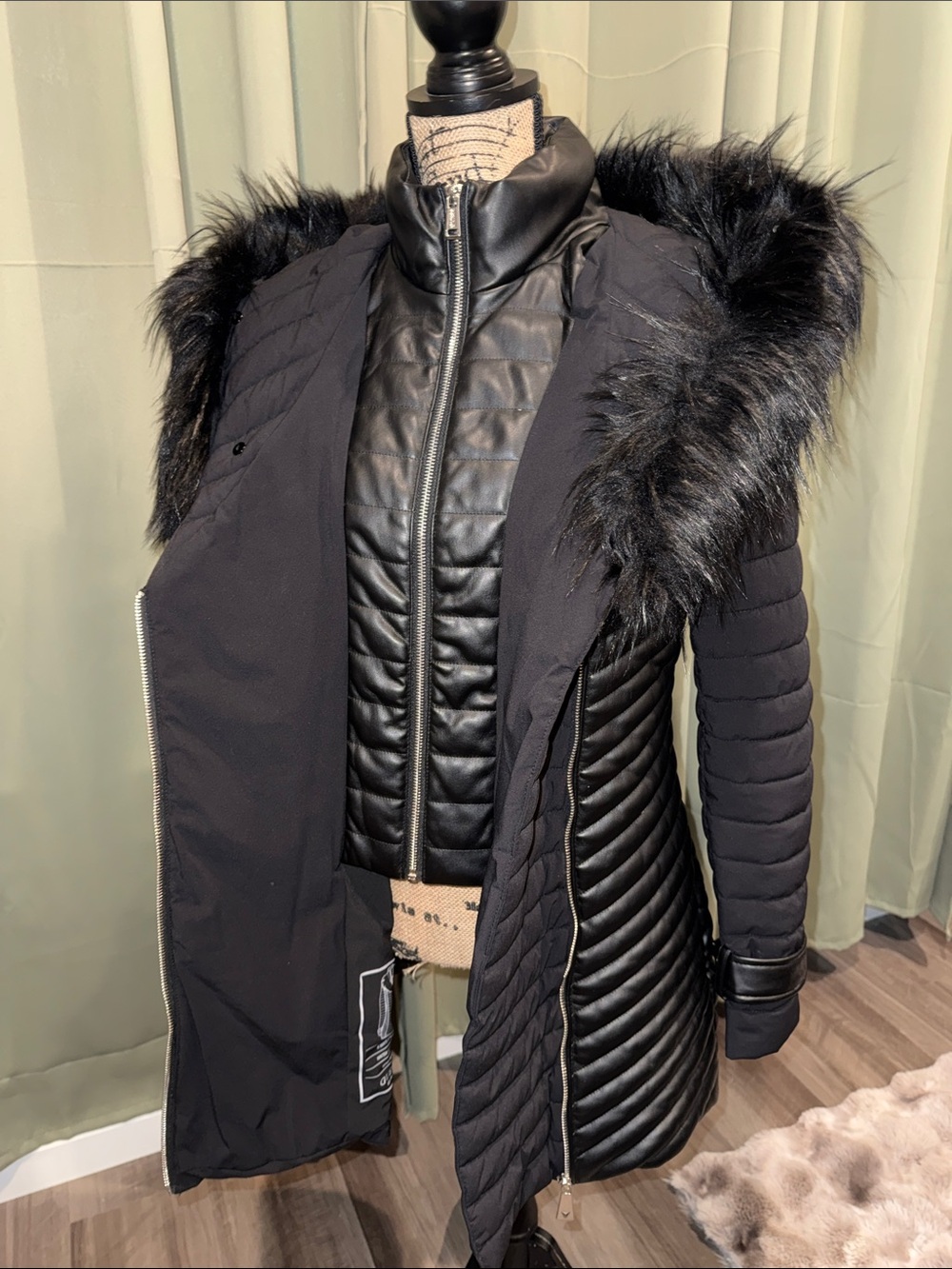 Guess Black Quilted Hooded Puffer Coat with Faux Fur Trim - WORN TWICE - Picture 5 of 9